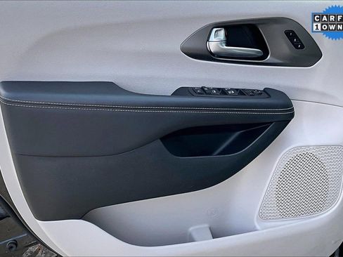 Used 2024 Chrysler Pacifica Touring-L image 22