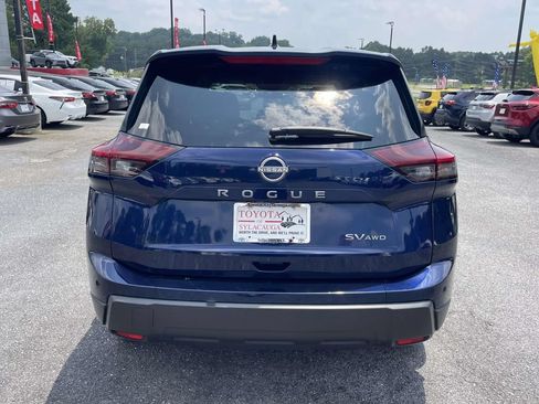 Used 2024 Nissan Rogue SV AWD/4WD image 3