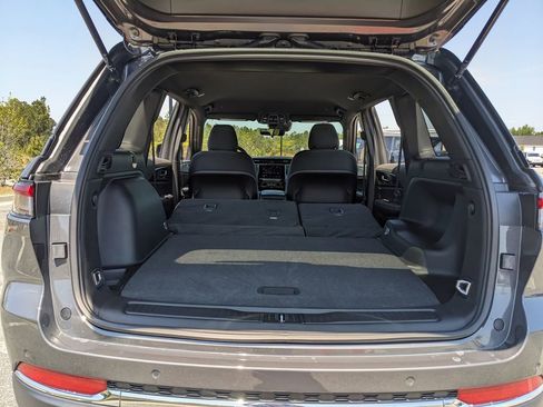 Used 2026 Jeep Grand Cherokee Laredo image 39