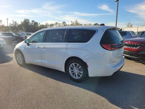 New 2026 Chrysler Pacifica Select FWD image 8