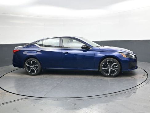 Used 2024 Nissan Altima 2.5 SR image 3