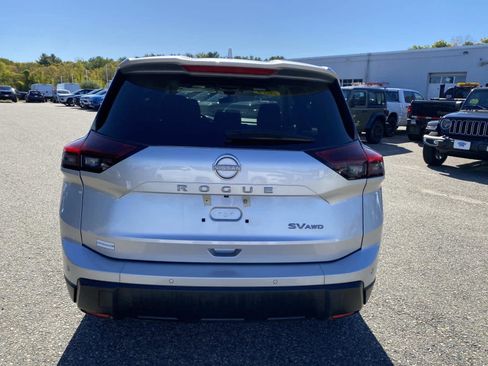 Used 2024 Nissan Rogue SV image 4