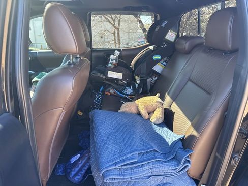 Used 2016 Toyota Tacoma Limited image 25