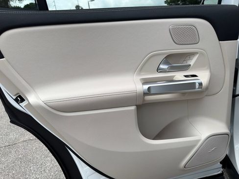 Used 2022 Mercedes-Benz GLB 250 w/ Premium Package image 31
