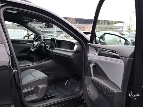 Certified 2025 Volkswagen Tiguan SE R-Line image 27