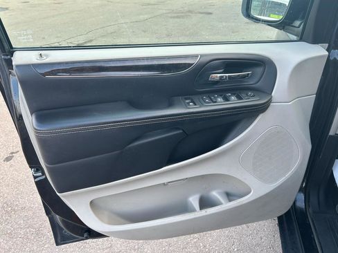 Used 2013 Chrysler Town & Country Touring-L w/ Driver Convenience Group image 14