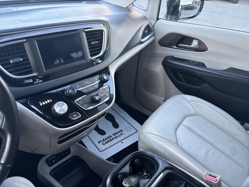 Used 2018 Chrysler Pacifica Touring-L image 26