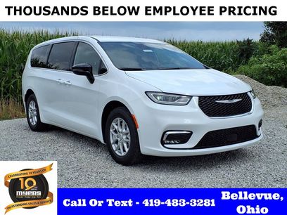 New 2025 Chrysler Pacifica Select