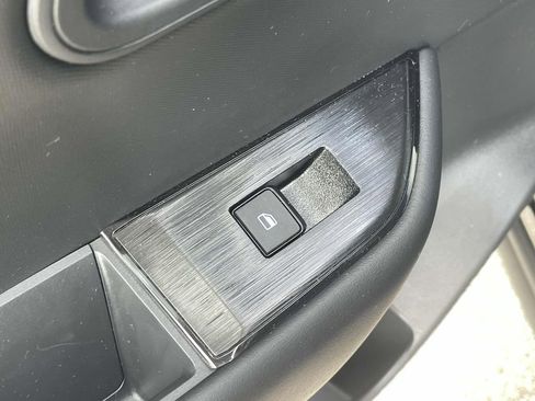 Used 2025 Nissan Rogue S image 12