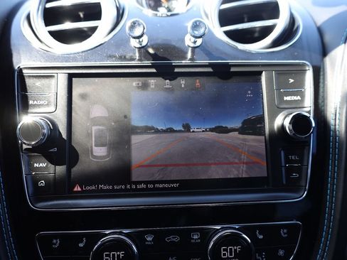 Used 2017 Bentley Bentayga AWD/4WD image 16