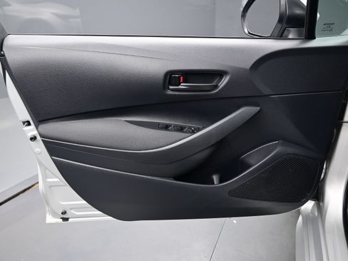 Used 2025 Toyota Corolla LE FWD image 9