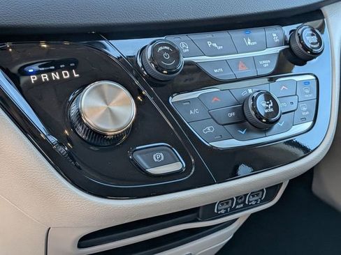 Used 2024 Chrysler Pacifica Touring-L image 20