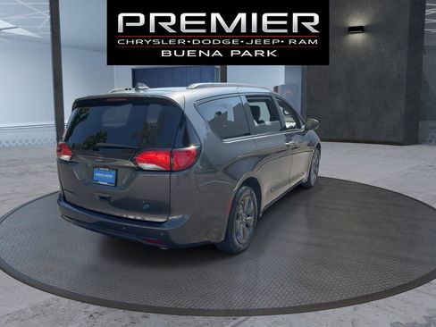Used 2020 Chrysler Pacifica Touring-L w/ S Appearance Package FWD image 8
