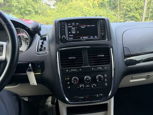 Used 2018 Dodge Grand Caravan SXT FWD image 16