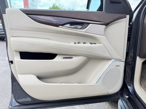 Used 2017 Cadillac Escalade Luxury AWD/4WD image 26