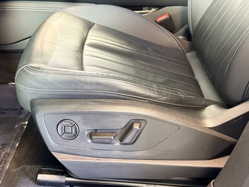 Used 2022 Audi e-tron Premium w/ Convenience Plus Package image 18