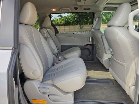 Used 2013 Toyota Sienna XLE w/ Entertainment Pkg FWD image 25