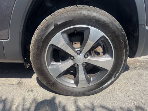 Used 2019 Jeep Cherokee Limited AWD/4WD image 10