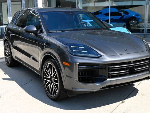 Used 2025 Porsche Cayenne Turbo AWD/4WD image 3