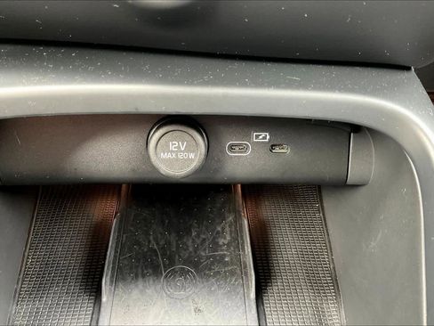 Used 2022 Volvo XC40 P8 Recharge Ultimate image 37