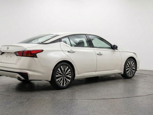 Used 2025 Nissan Altima 2.5 SV FWD image 9