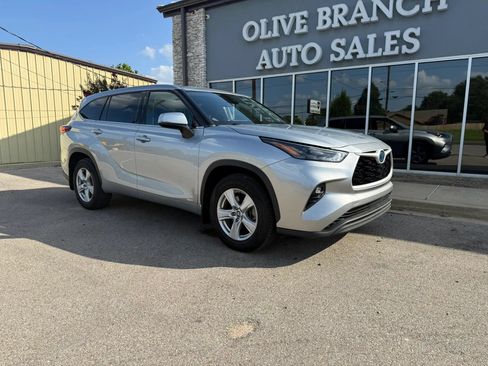 Used 2022 Toyota Highlander LE AWD/4WD image 2