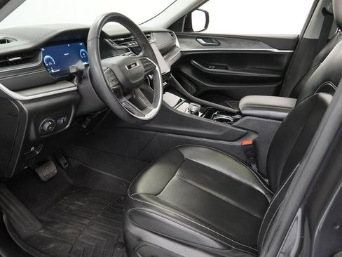 Certified 2023 Jeep Grand Cherokee Limited w/ Black Appearance Package image 17