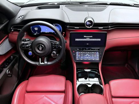 Used 2025 Maserati Grecale Modena image 12