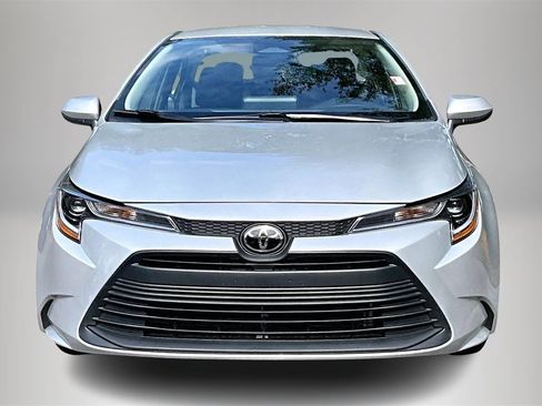 Used 2025 Toyota Corolla LE image 3