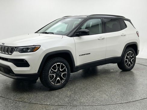 Used 2025 Jeep Compass Trailhawk AWD/4WD image 3