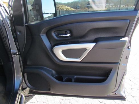 Used 2017 Nissan Titan SV image 18