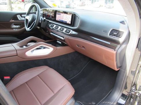 Used 2025 Mercedes-Benz GLS 450 4MATIC image 12