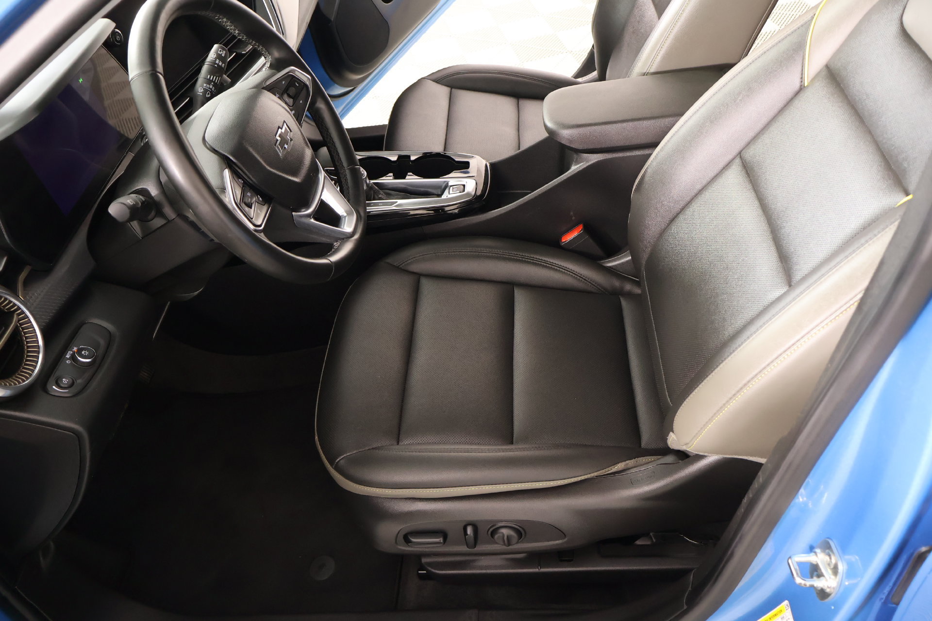 Used 2025 Chevrolet Trax ACTIV FWD image 11