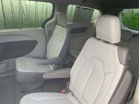 Used 2017 Chrysler Pacifica Touring-L image 10