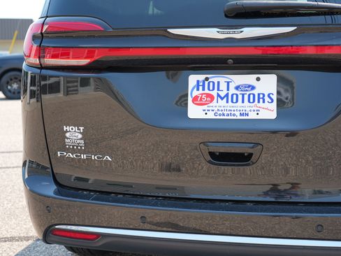 Used 2024 Chrysler Pacifica Touring-L FWD image 12