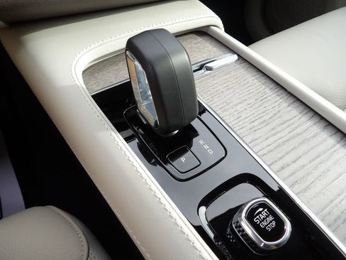 Certified 2024 Volvo XC90 B5 Plus image 23