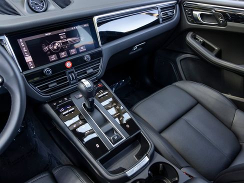 Certified 2026 Porsche Macan AWD/4WD image 47