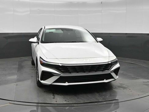 New 2026 Hyundai Elantra SE FWD image 2