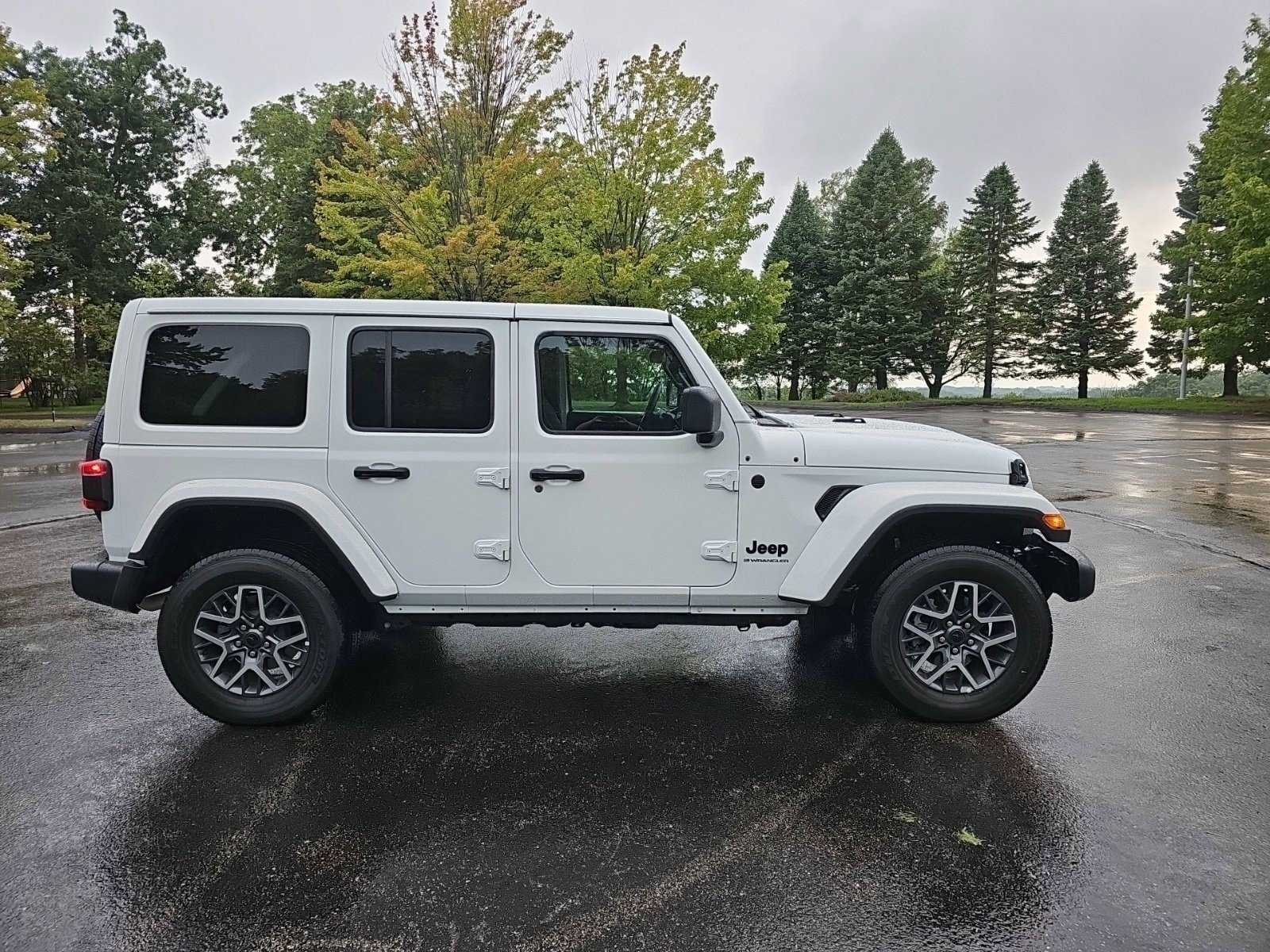 Used 2025 Jeep Wrangler Unlimited Sahara AWD/4WD image 7