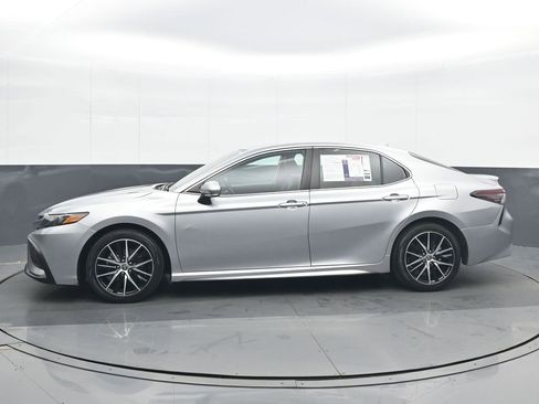 Used 2023 Toyota Camry SE FWD image 3