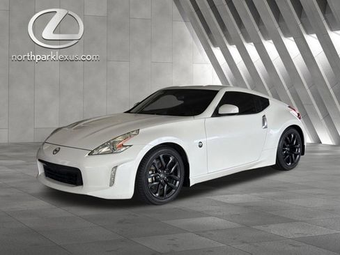 Used 2017 Nissan 370Z Touring RWD image 3