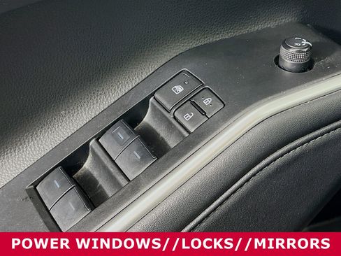 Used 2024 Toyota Highlander LE image 20