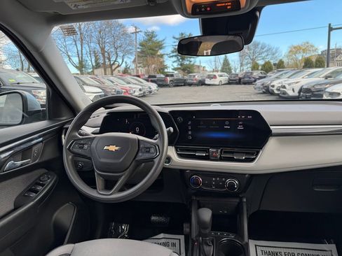 Used 2025 Chevrolet TrailBlazer LT AWD/4WD image 16