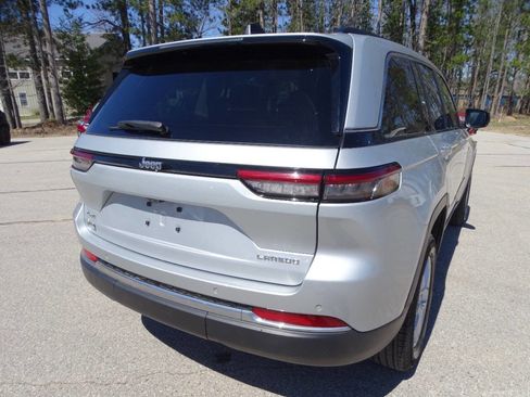 Used 2022 Jeep Grand Cherokee Laredo w/ Luxury Tech Group I image 11