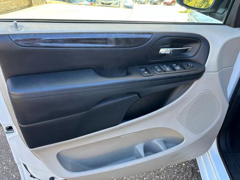 Used 2016 Dodge Grand Caravan American Value Package w/ UConnect Hands-Free Group FWD image 21