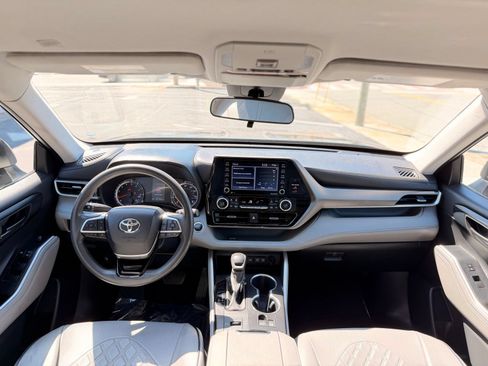 Used 2020 Toyota Highlander L FWD image 25