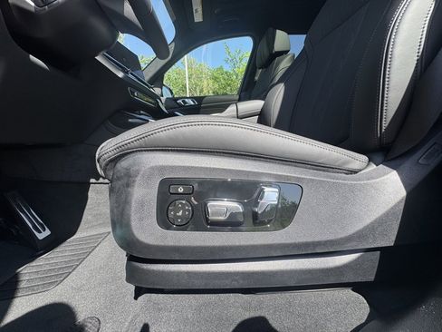 Used 2026 BMW X7 M60i w/ Climate Comfort Package image 17