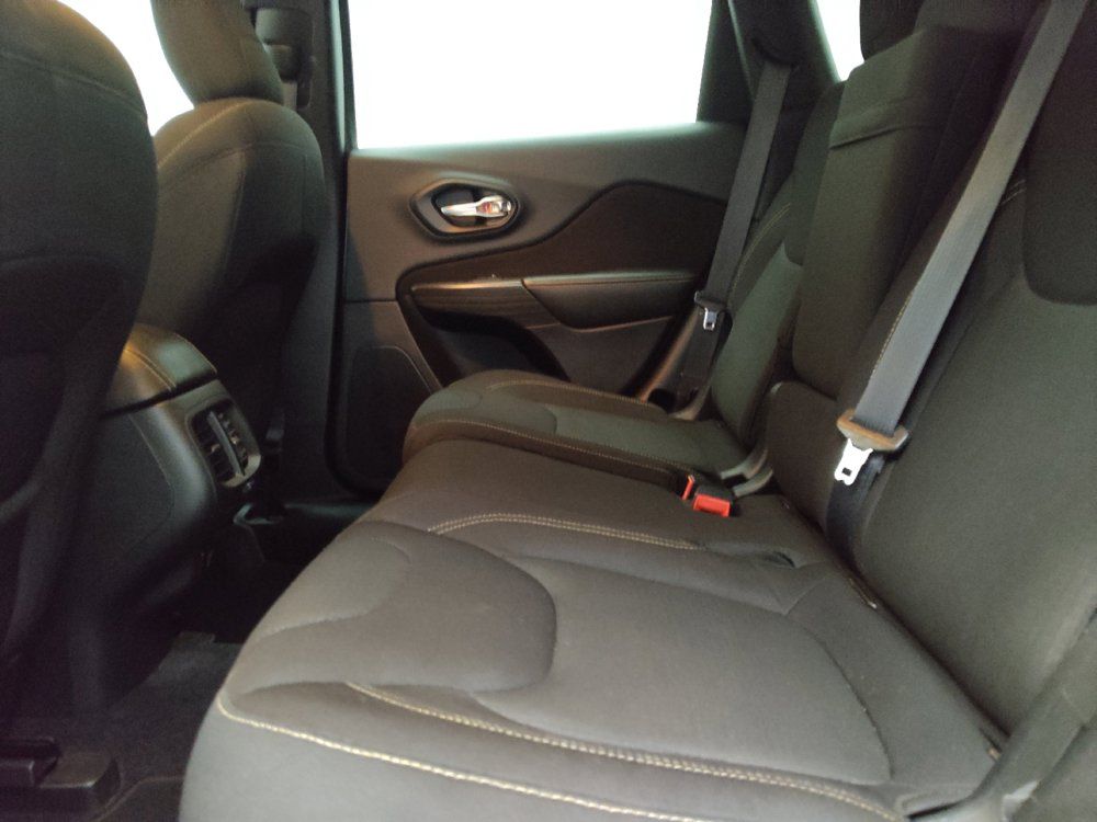 Used 2016 Jeep Cherokee Latitude FWD image 18