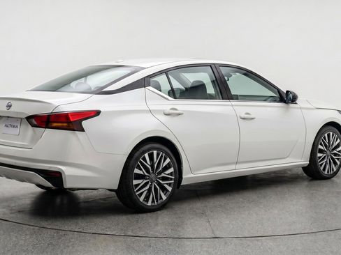 Used 2025 Nissan Altima 2.5 SV FWD image 9