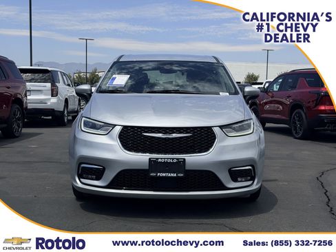 Used 2023 Chrysler Pacifica Touring-L FWD image 2